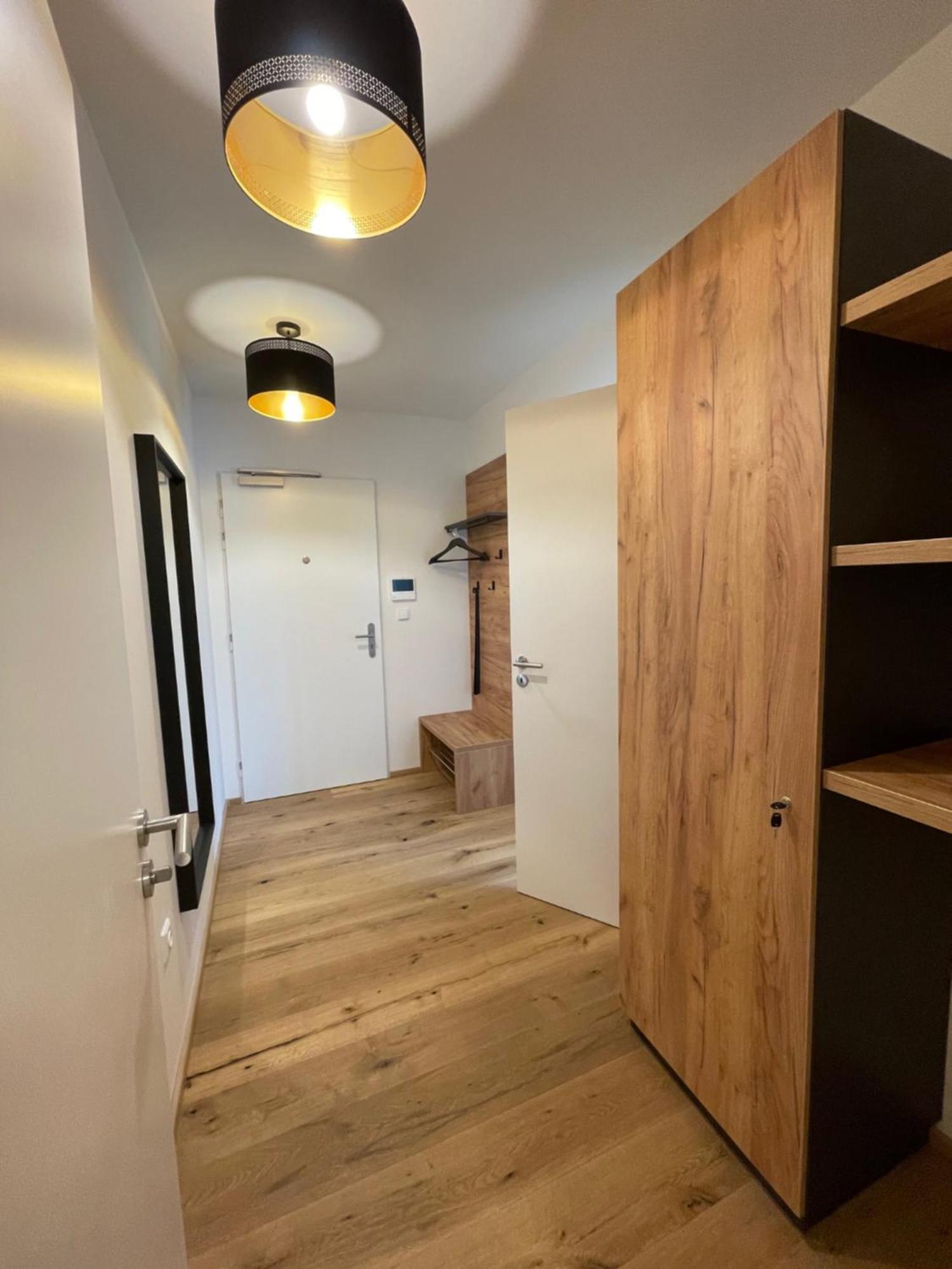 Apartment H52 *